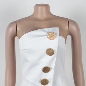 Detailansicht eines weißen trägerlosen Overalls mit weitem Bein und goldenen Knöpfen
