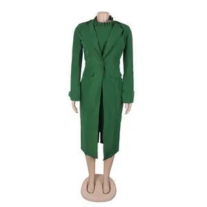 Vorderansicht eines grünen zweiteiligen Anzugs mit langem Revers-Blazer und Rüschenkragenweste.