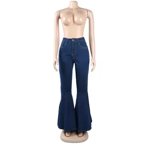 Vista frontale di jeans a zampa in denim elasticizzato a vita alta con fondo largo su manichino