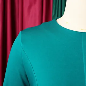 Gros plan sur l'encolure ronde d'une robe crayon bleu sarcelle élégante