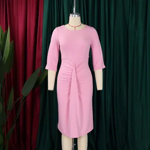 Detail van de stijlvolle taille rimpeling op een roze nauwsluitende midi kokerjurk