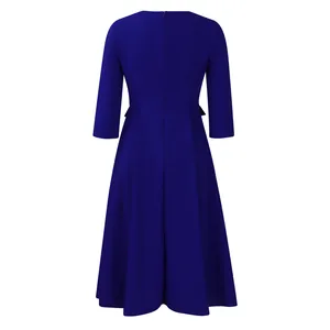 Détail de la vue arrière d'une robe midi plissée à manches longues bleu foncé