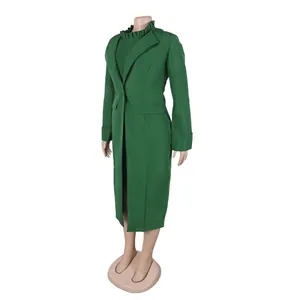 Seitenansicht eines eleganten grünen zweiteiligen Blazer- und Westen-Sets an einer Schaufensterpuppe