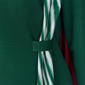 Gros plan d'une robe crayon verte avec empiècement plissé à rayures vertes et blanches à la taille