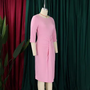 Zijaanzicht van een elegante roze kokerjurk met gerimpelde taille en 3/4 mouwen op mannequin