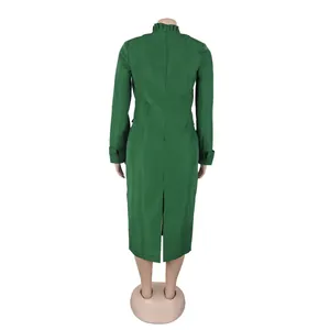 Rückansicht eines eleganten grünen langärmeligen Midikleids mit Rüschenkragen und Schlitz