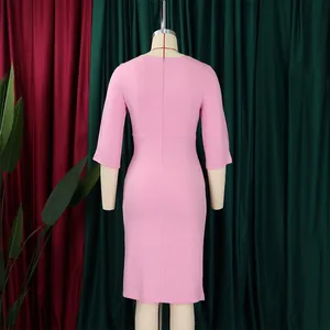 Achteraanzicht van een elegante roze midi kokerjurk met 3/4 mouwen op een mannequin