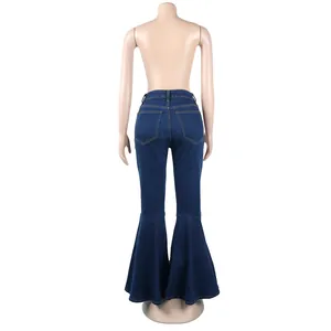 Vista posteriore dettagliata di jeans flare blu attillati a vita alta con fondo ampio