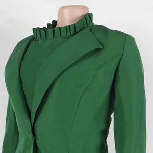 Detailansicht eines grünen Blazers mit einem einzigartigen Rüschenkragen-Design