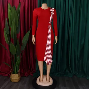 Détail d'une robe crayon africaine rouge grande taille avec un panneau latéral rayé élégant