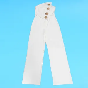 Detailaufnahme eines weißen trägerlosen Overalls mit goldenen Zierknöpfen.
