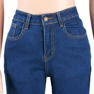 Dettaglio dei jeans svasati in denim elasticizzato blu scuro a vita alta su manichino