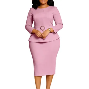 Robe crayon peplum rose élégante avec une ceinture à boucle en forme de cœur chic.