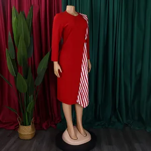 Détail d'une robe crayon rouge à manches longues de style africain avec empiècement rayé