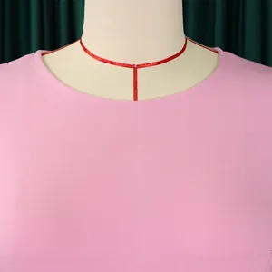 Detailopname van de elegante roze ronde hals van een stijlvolle jurk voor dames.