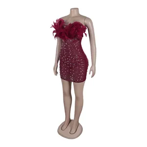 Elegantes burgunderrotes Bodycon-Minikleid mit Federn und Perlen auf einer Schaufensterpuppe