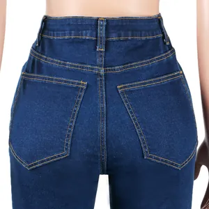 Dettaglio ravvicinato delle tasche posteriori e cuciture gialle su jeans flare elasticizzati.