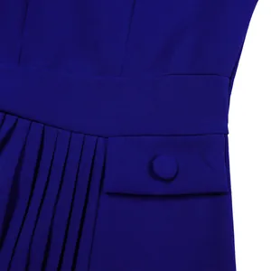 Gros plan sur la texture plissée et le bouton d'une élégante robe de couleur bleu royal.
