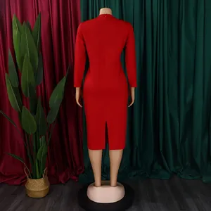 Élégante robe crayon midi rouge à manches longues avec une fente élégante au dos