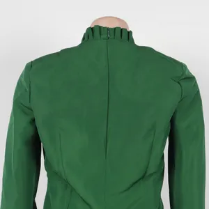 Detailansicht der Rückseite eines grünen Blazers mit Rüschenkragen und Reißverschluss