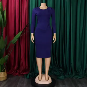 Détail de la basque asymétrique à la taille et des froufrous sur la robe crayon violette