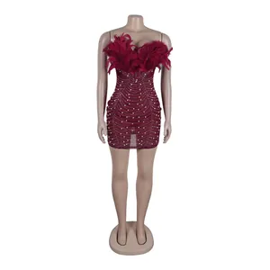 Sexy burgunderrotes Bodycon-Kleid mit Federbesatz und Perlen-Strass auf Schaufensterpuppe.