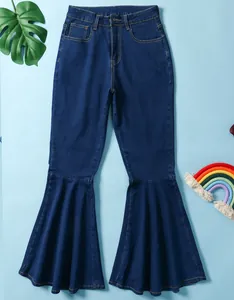 Vista dettagliata dei jeans a zampa d'elefante blu scuro con gamba svasata