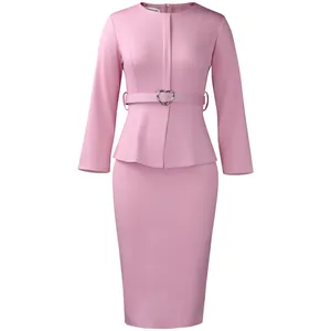 Robe crayon rose élégante à manches longues avec une boucle de ceinture en cœur.