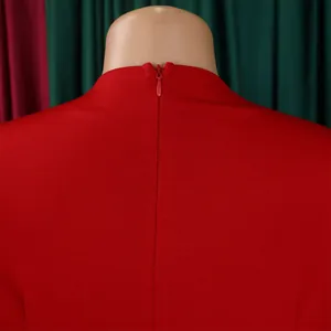 Détail de la fermeture éclair invisible au dos d'une robe crayon rouge élégante.
