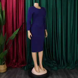 Élégante robe crayon violette ajustée avec manches longues et volants pour femmes.