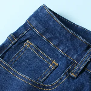 Vista dettagliata delle cuciture di alta qualità e della trama del tessuto denim.