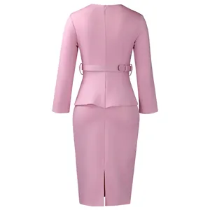 Vue arrière d'une élégante robe crayon rose à manches longues avec basque pour le bureau.