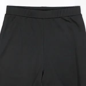 Gros plan sur la taille élastique de ce pantalon noir à jambes larges et taille haute