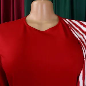 Vue rapprochée d'une robe africaine rouge grande taille avec détail d'épaule rayée