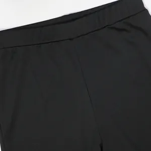 Vue détaillée de la ceinture élastique lisse et du tissu du pantalon large noir pour femme