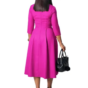 Vue de dos d'une robe mi-longue plissée magenta à manches 3/4 avec une jupe évasée