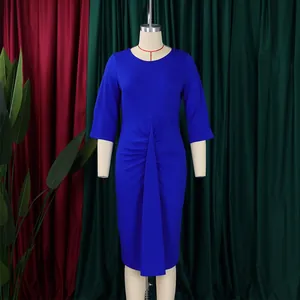 Detail van een koningsblauwe geplooide midi-jurk met 3/4 mouwen op een mannequin