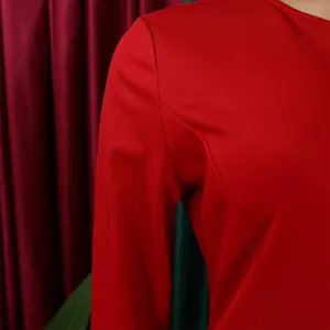 Gros plan détaillé sur la couture d'épaule d'une robe rouge moulante de qualité