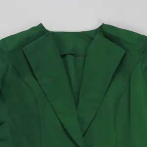 Detailansicht des eleganten grünen Reversdesigns einer taillierten ärmellosen Blazerweste