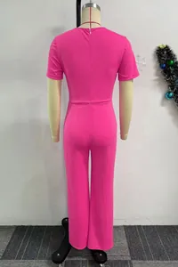 Vista posteriore di una tuta fucsia a maniche corte con gamba larga mostrata su un manichino.