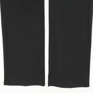 Gros plan détaillé de l'ourlet et de la texture du tissu du pantalon large noir