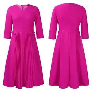 Vue détaillée de face et de dos de l'élégante robe midi fuchsia avec jupe plissée et manches 3/4