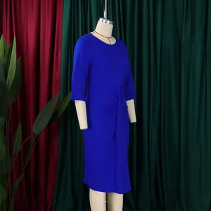 Elegante koningsblauwe kokerjurk met plooien, driekwart mouwen en een nauwsluitende pasvorm