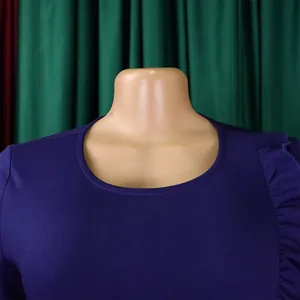 Détail montrant l'encolure ronde et la texture du tissu côtelé d'une robe bleue moulante