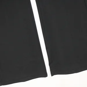 Gros plan sur l'ourlet en tissu noir d'un ensemble de deux pièces avec pantalon.