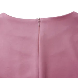 Gros plan sur la fermeture éclair invisible d'une robe crayon rose à col rond élégante