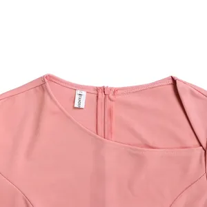 Nahaufnahme eines rosa Bürokleid-Ausschnitts mit asymmetrischem Design und Reißverschluss