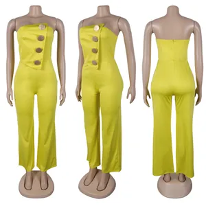 Drei Ansichten eines lindgrünen trägerlosen Jumpsuits mit goldenen Zierknöpfen auf Schaufensterpuppe
