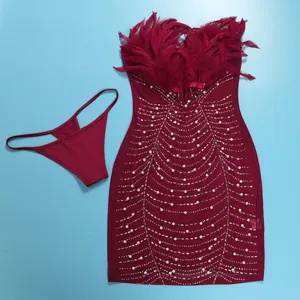 Sexys weinrotes Bodycon-Kleid-Set mit Federbesatz und Perlen-Strass-Details für Partys.