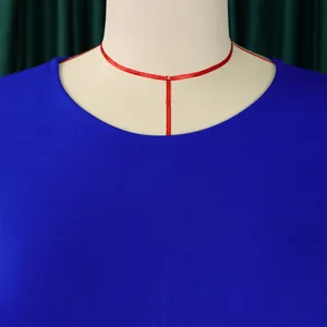 Detailopname van de elegante ronde halslijn van een levendige blauwe kokerjurk